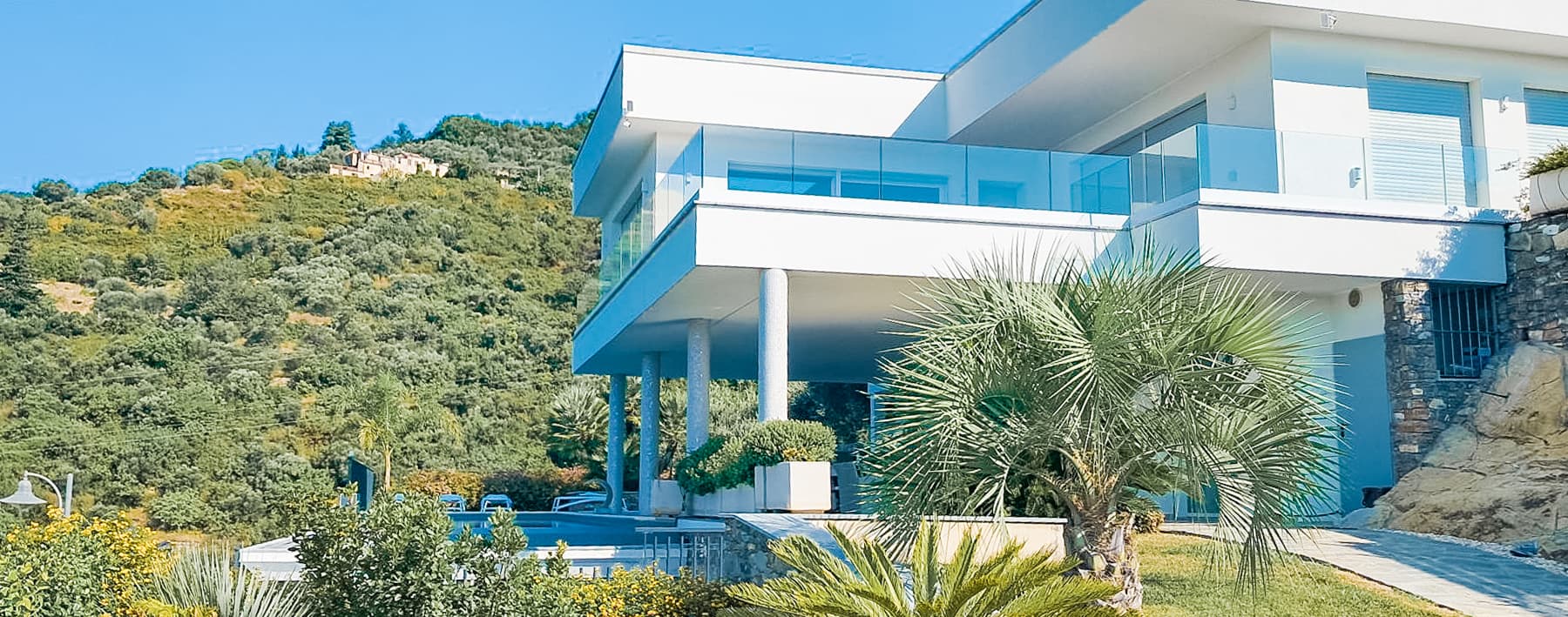 Villa moderna con vista mare e piscina ad Alassio