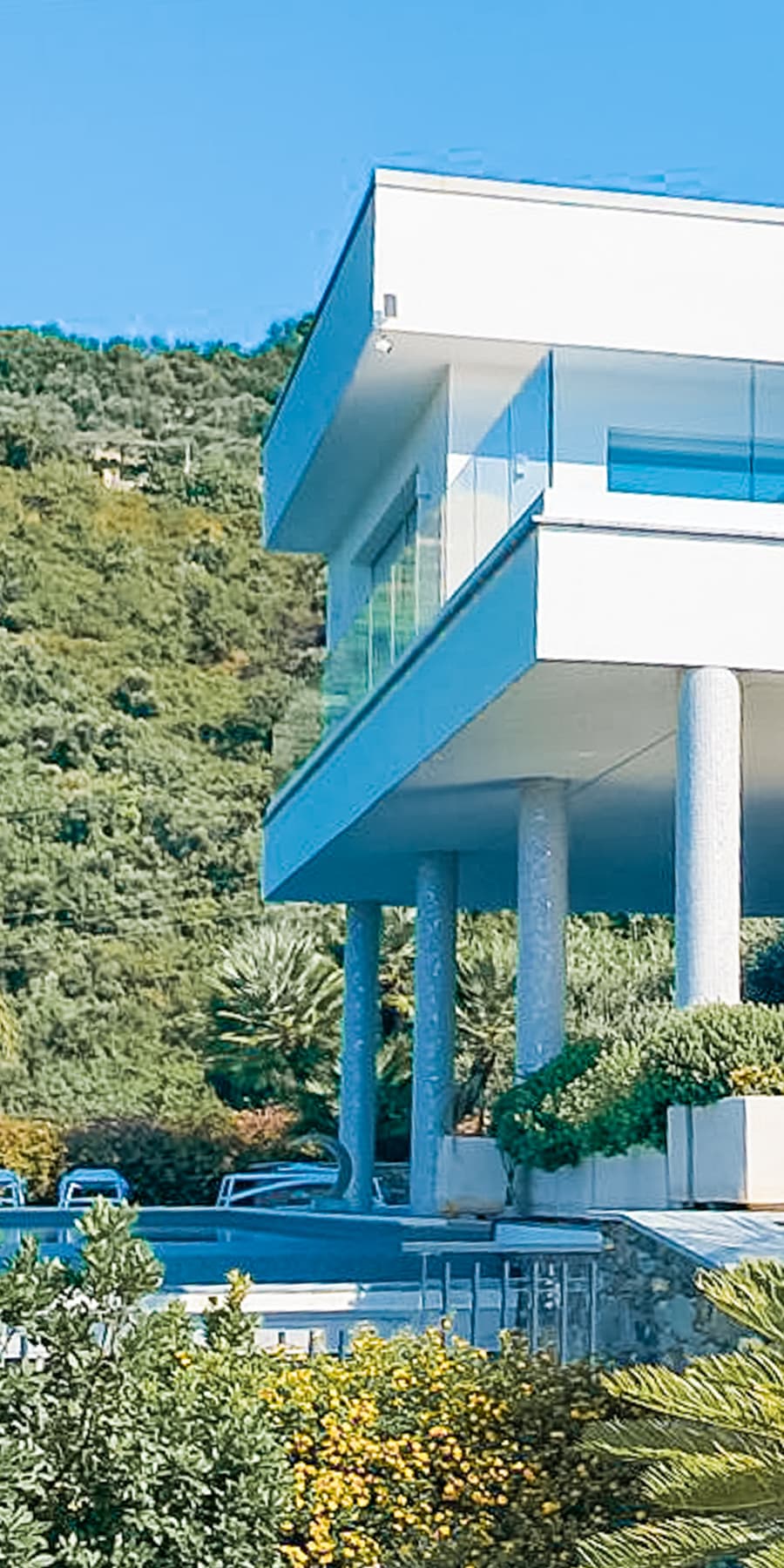 Villa moderna con vista mare e piscina ad Alassio