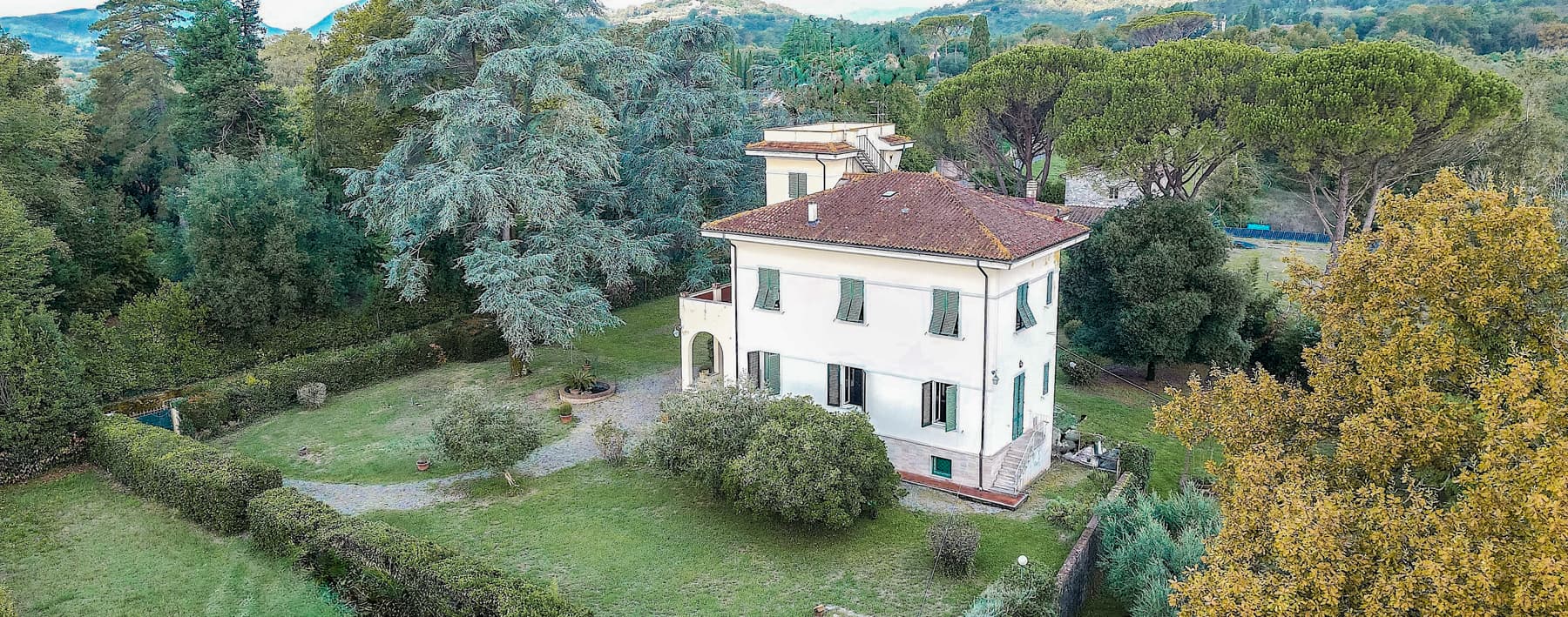 Villa Liberty sulle colline di Lucca con ampio parco