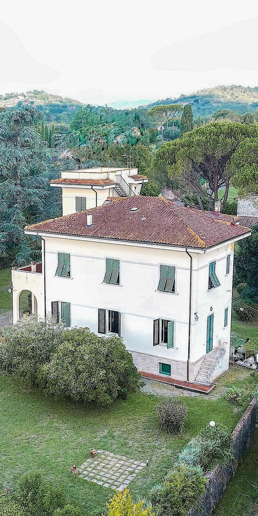 Villa Liberty sulle colline di Lucca con ampio parco