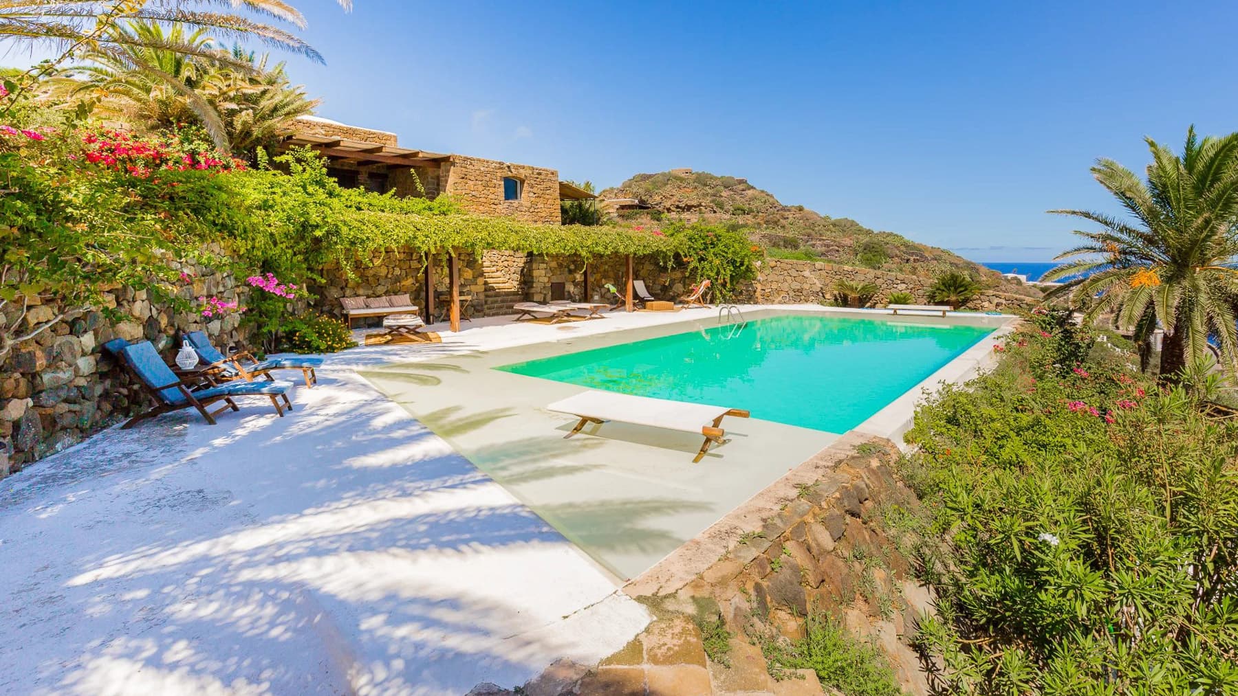 Villa sul mare a Pantelleria con piscina e giardino