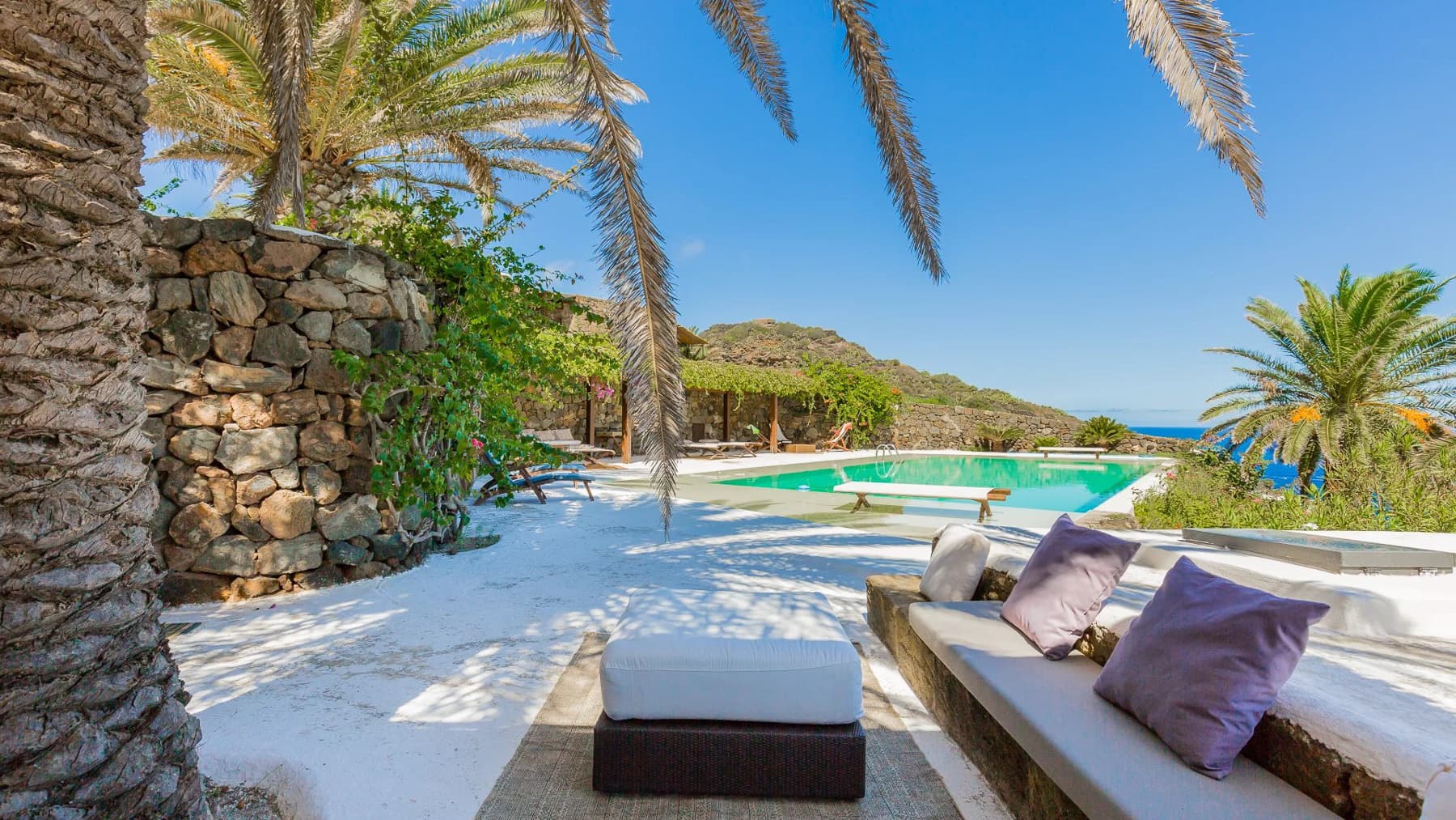 Villa sul mare a Pantelleria con piscina e giardino