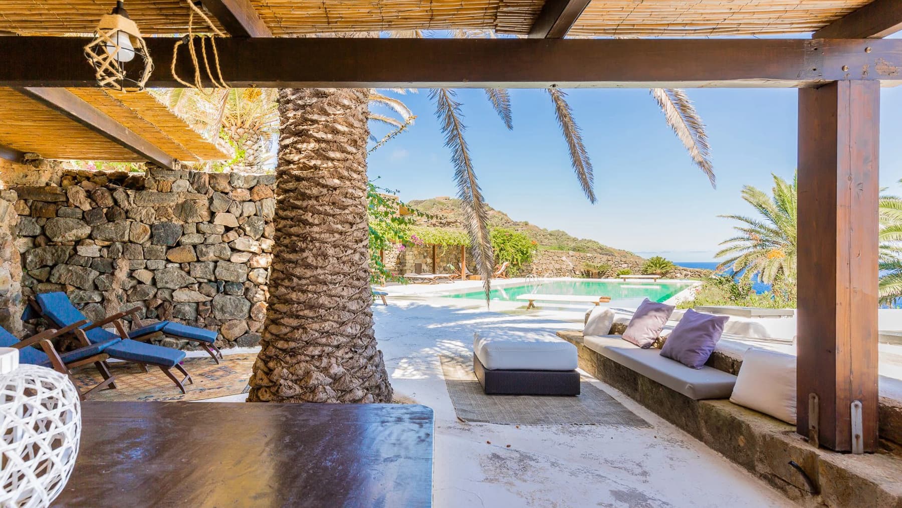 Villa sul mare a Pantelleria con piscina e giardino
