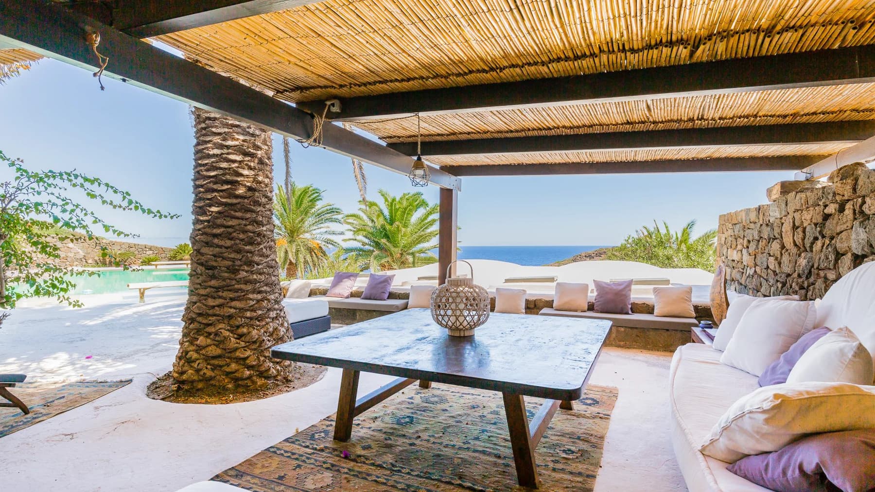 Villa sul mare a Pantelleria con piscina e giardino
