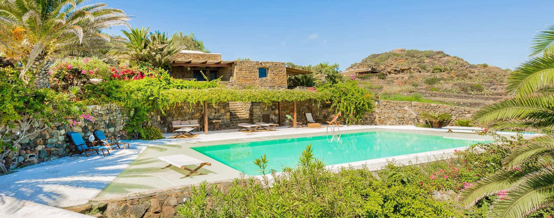 Villa sul mare a Pantelleria con piscina e giardino