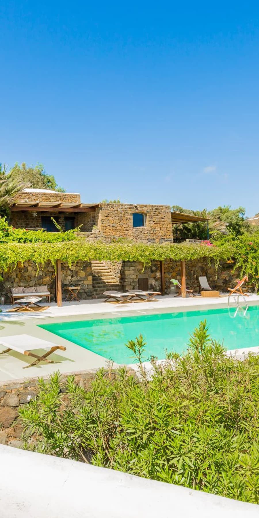 Villa sul mare a Pantelleria con piscina e giardino