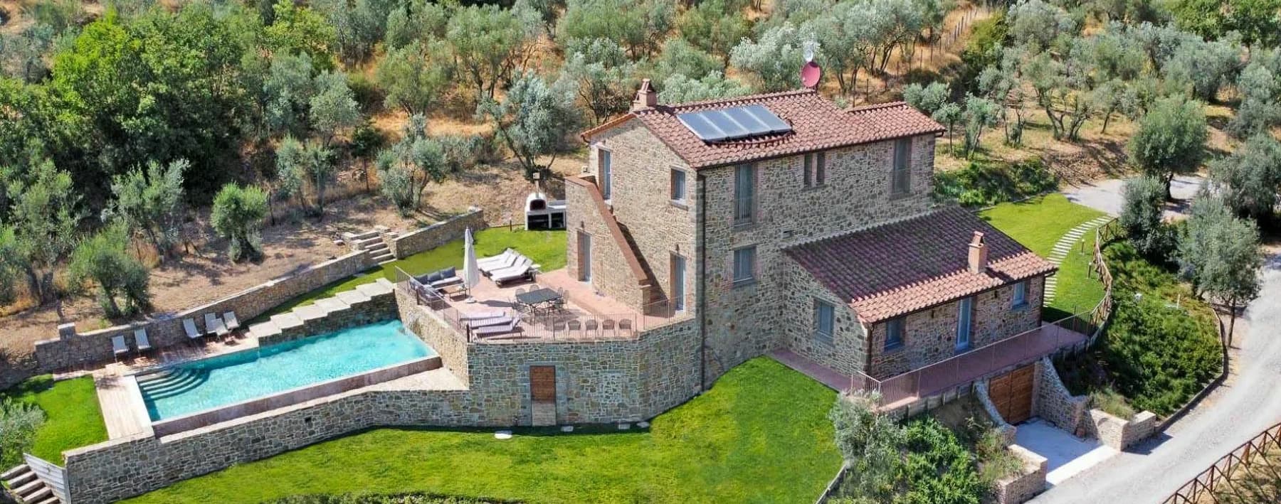 Casale panoramico a Cortona, Toscana con piscina e uliveto