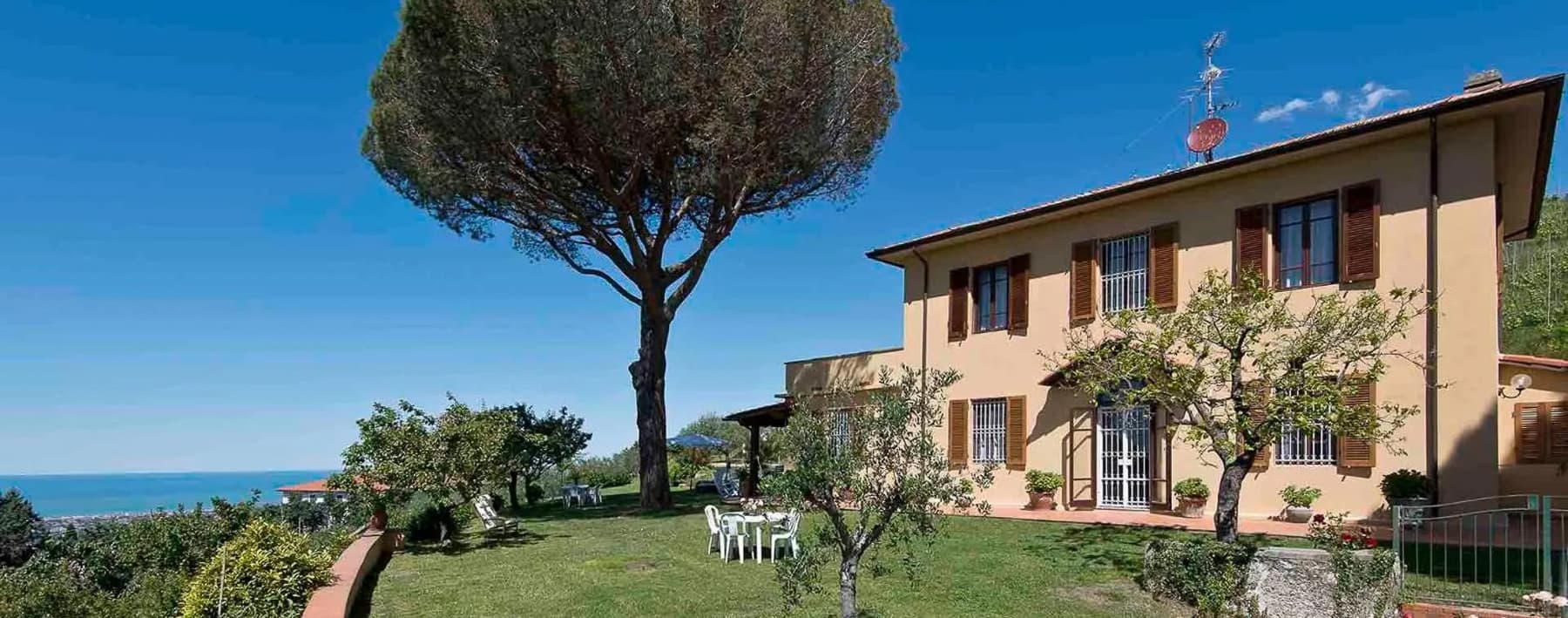 Villa panoramica sulle colline di Massarosa, Toscana