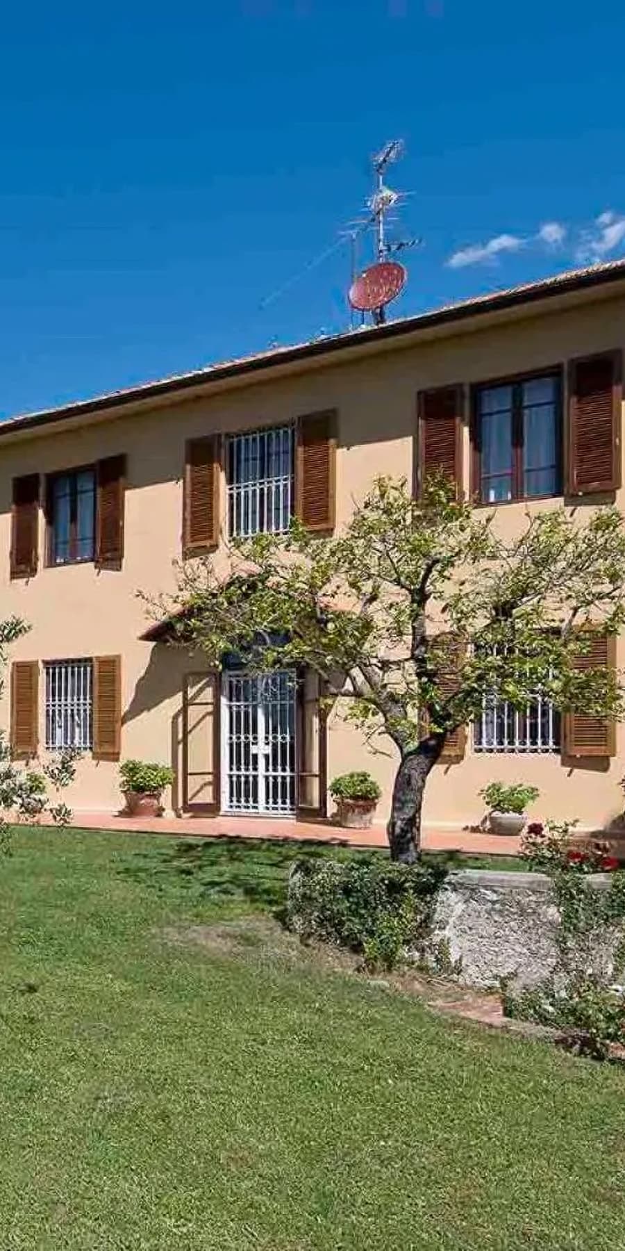 Villa panoramica sulle colline di Massarosa, Toscana