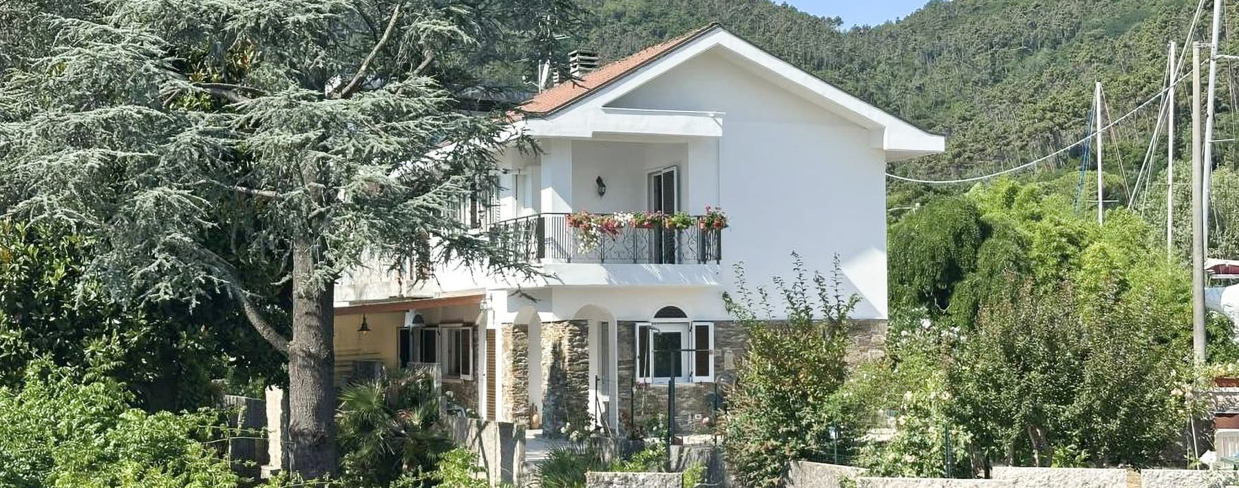 Villa panoramica con giardino ad Ameglia