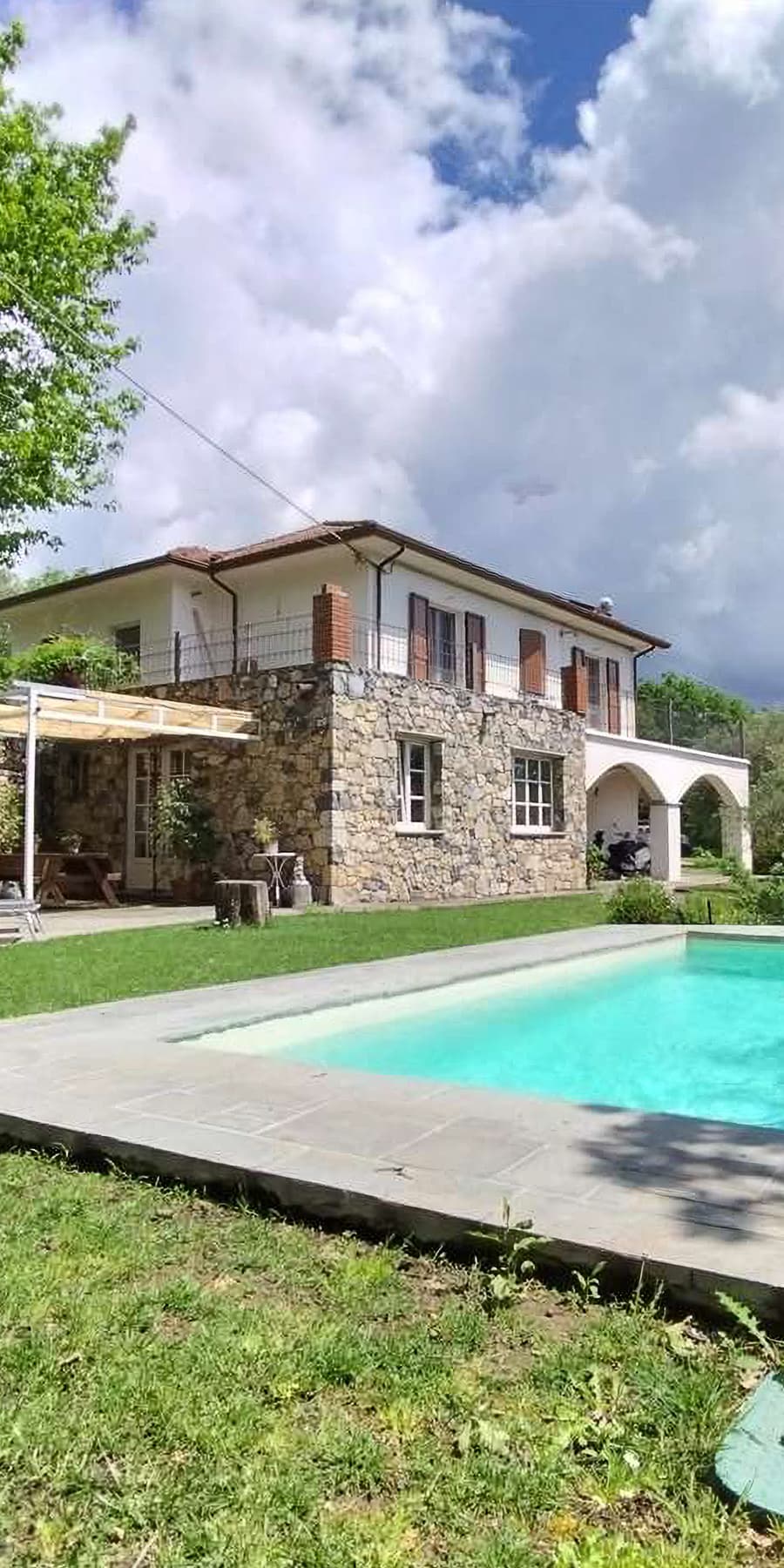 Villa con Vista Mare e Piscina a Sarzana