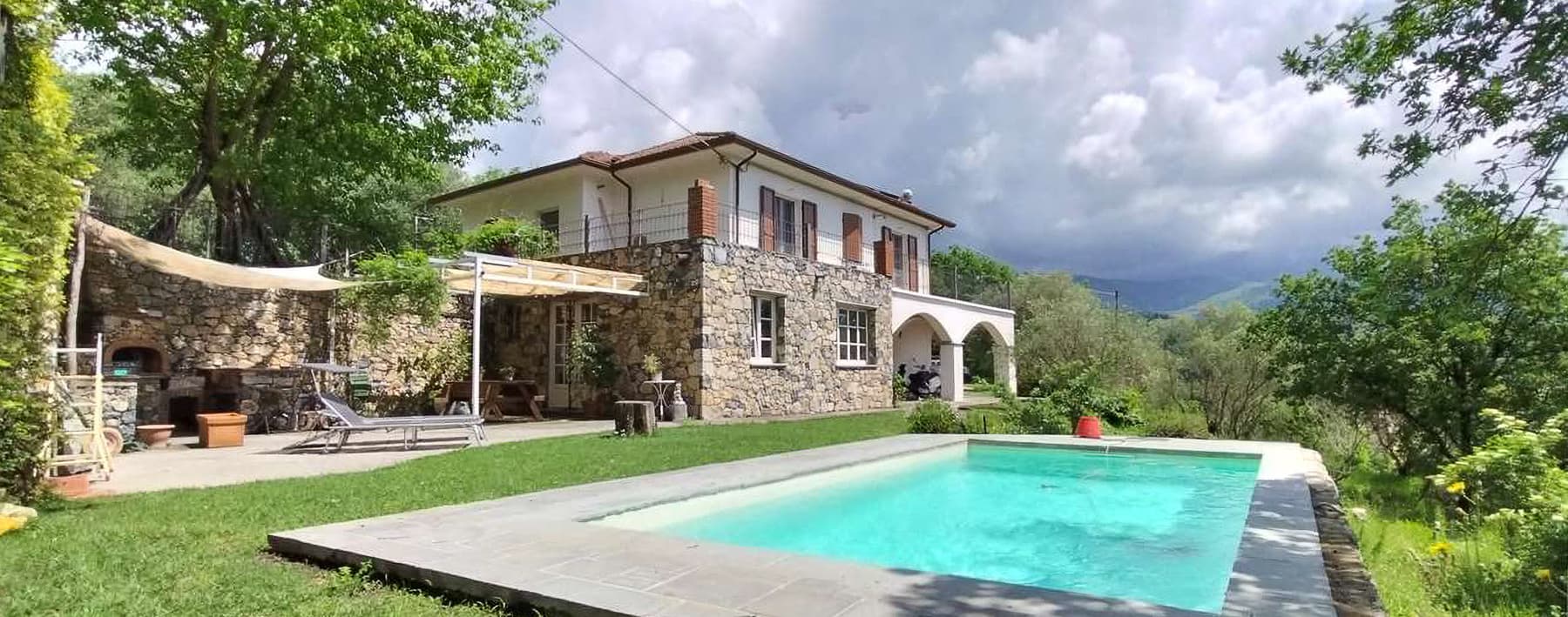 Villa con Vista Mare e Piscina a Sarzana