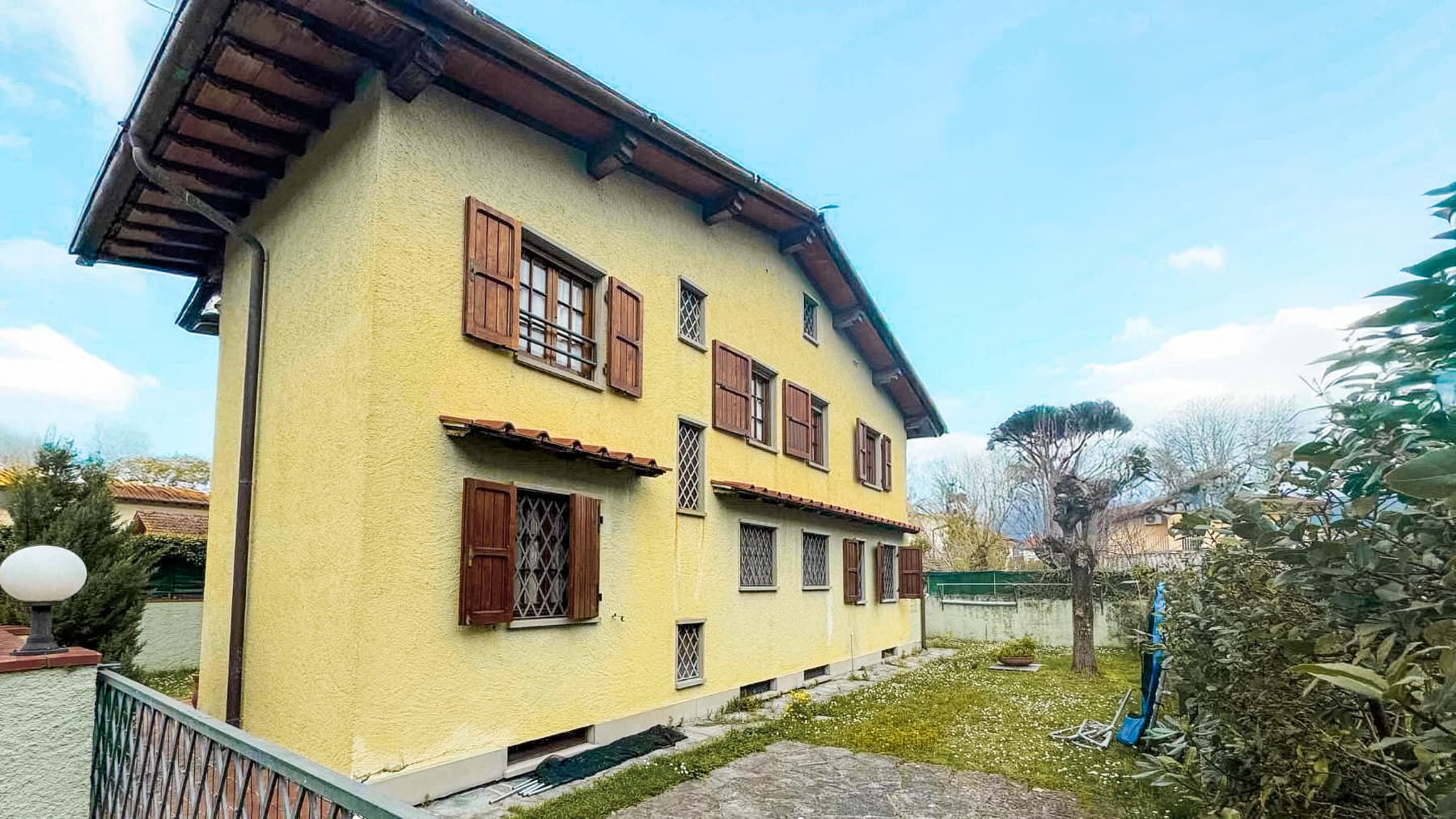 Villa singola con giardino a Forte dei Marmi, Toscana