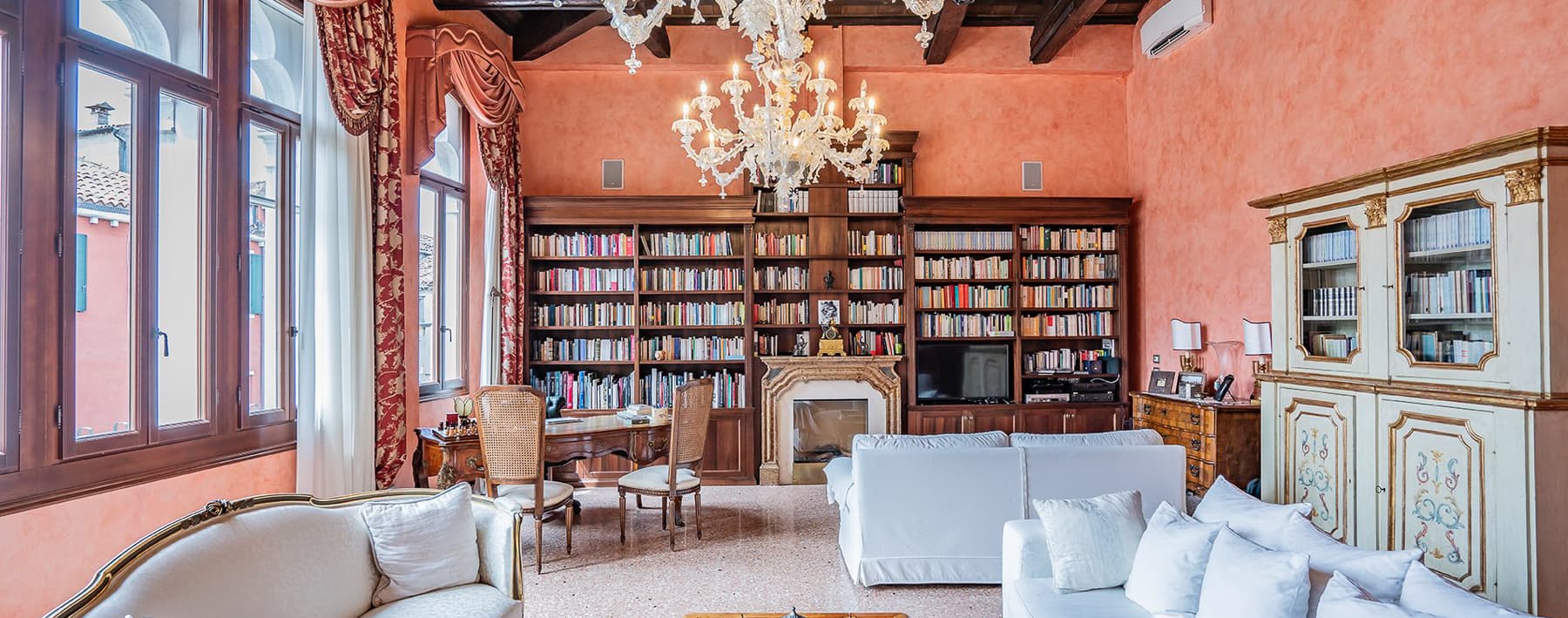 Apartment in Venice, Veneto: Charming City Living