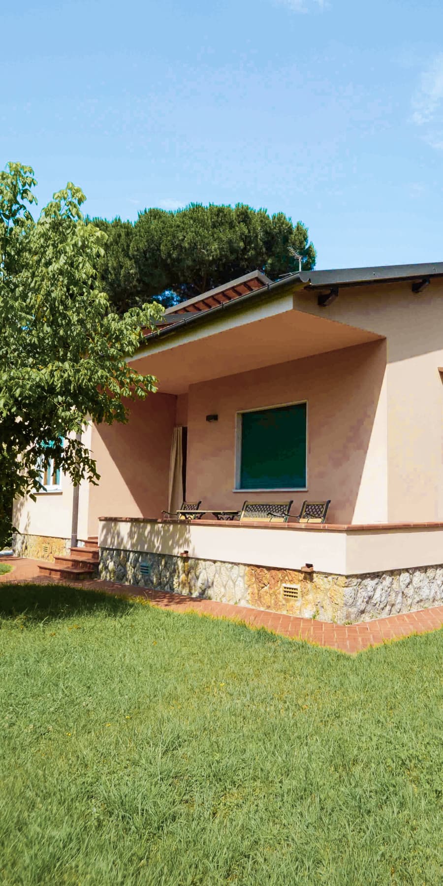 Villa con ampio porticato a Pietrasanta, Versilia