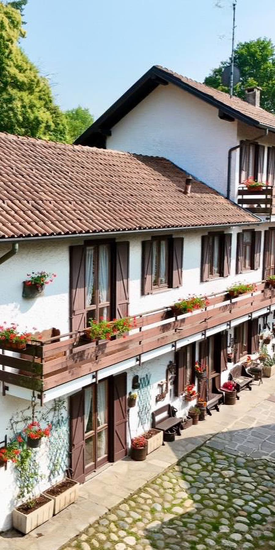 Casale ristrutturato ad Arona, immerso nel verde del Lago Maggiore