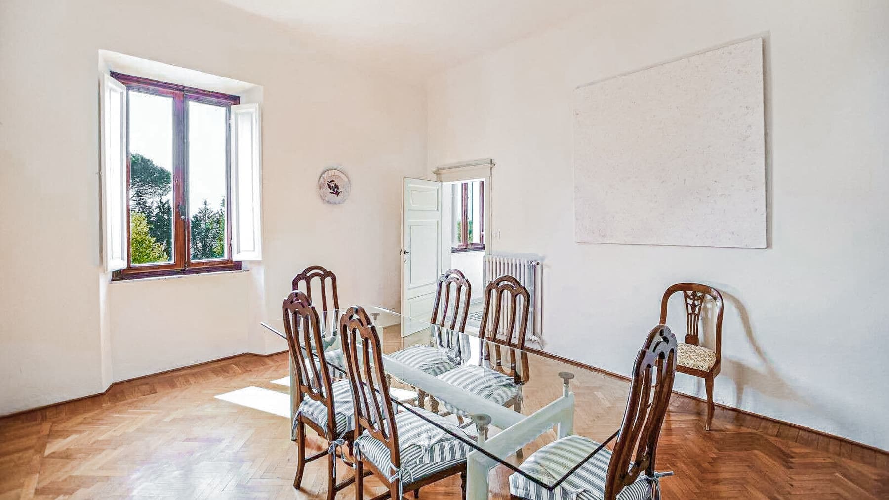 Villa storica con vigneti nella campagna di Siena