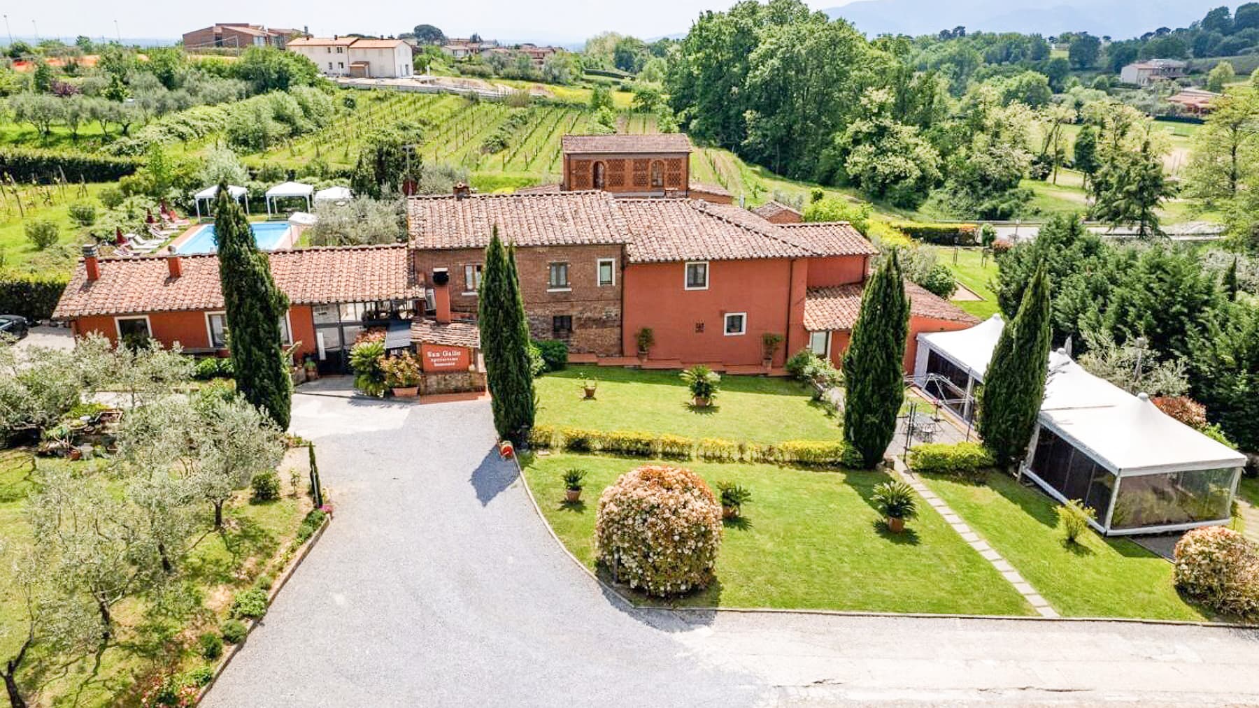 Casale di Lusso con Piscina tra le Colline di Montecarlo