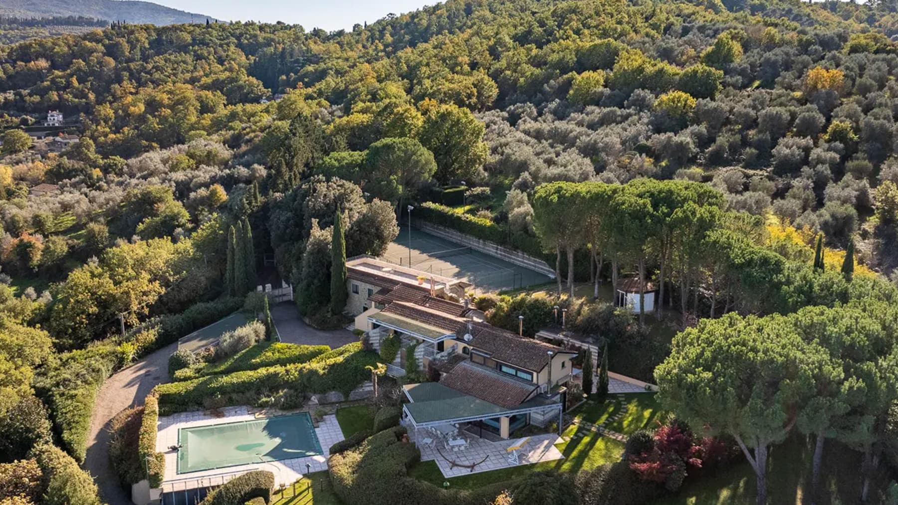 Villa esclusiva con piscina e tennis ad Arezzo