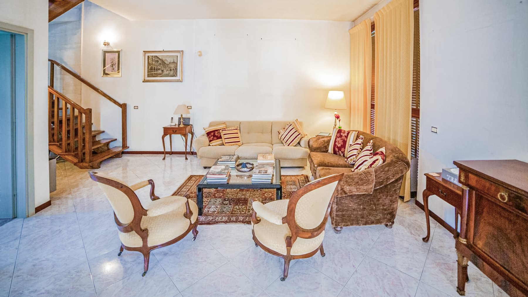 Villa a Massa, 300 mq a 150 mt dal mare, su due livelli