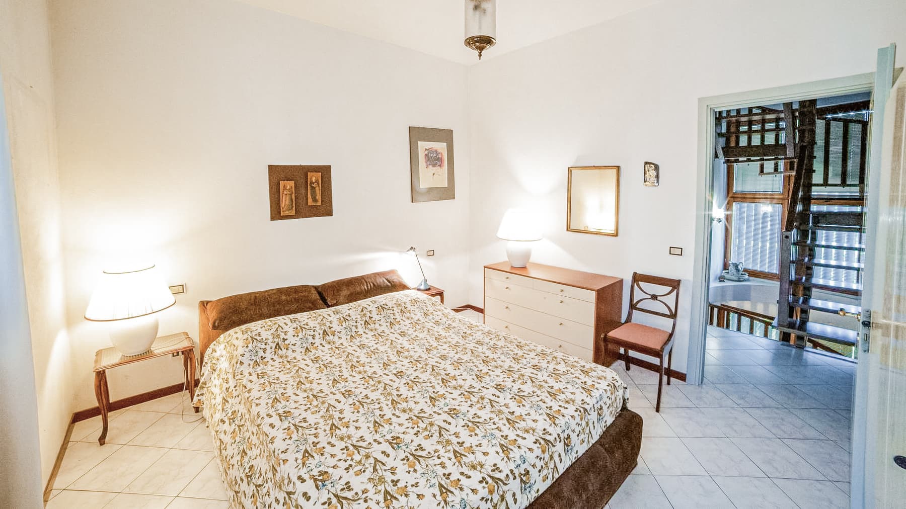 Villa a Massa, 300 mq a 150 mt dal mare, su due livelli