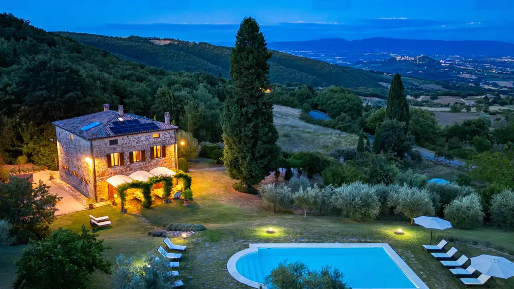 Casale in pietra con vista panoramica a Todi, Umbria