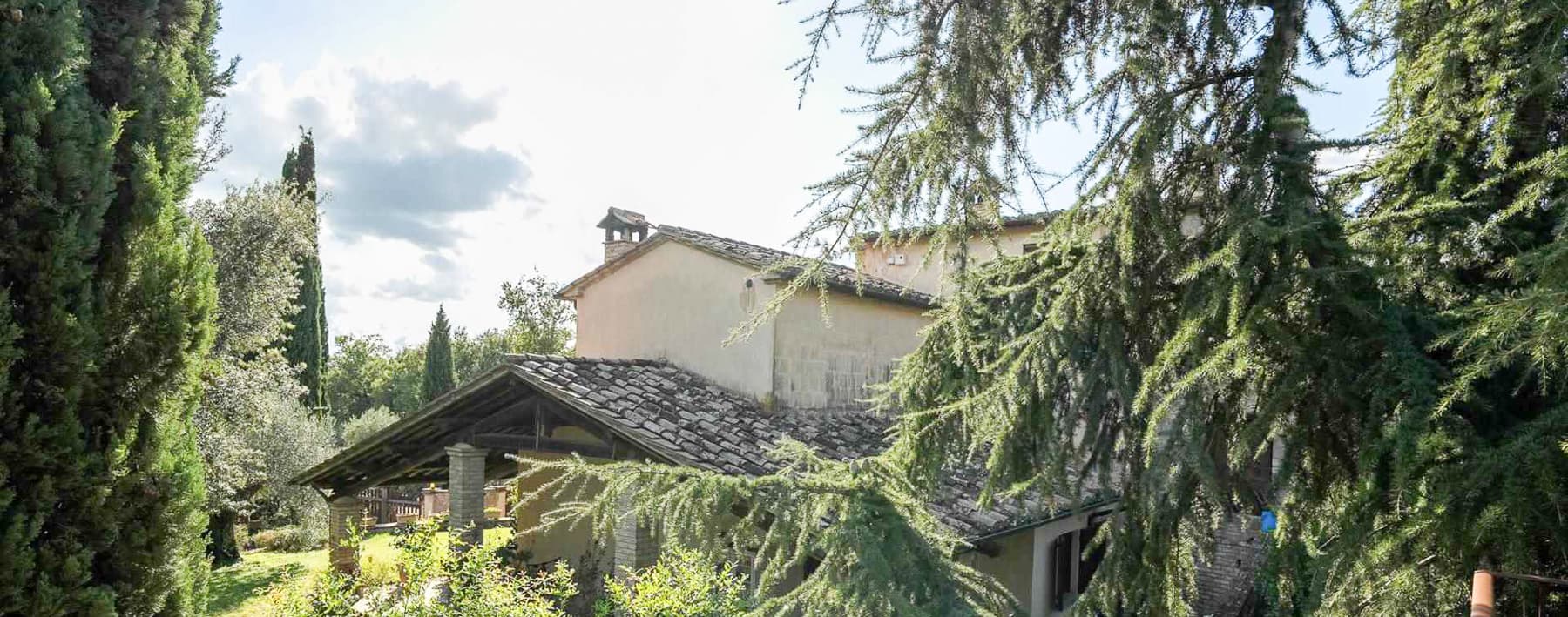 Casale in pietra con piscina a Passignano sul Trasimeno