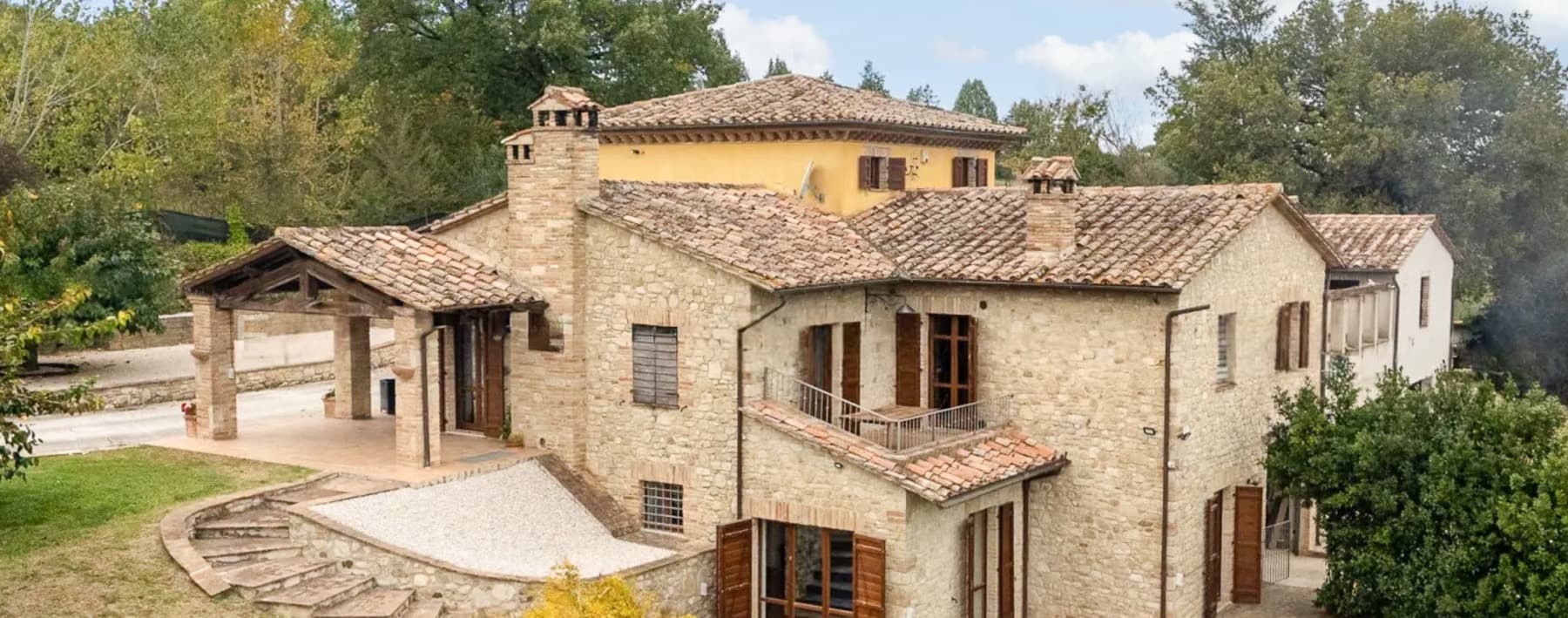Casale panoramico in Umbria, vista Monti Martani