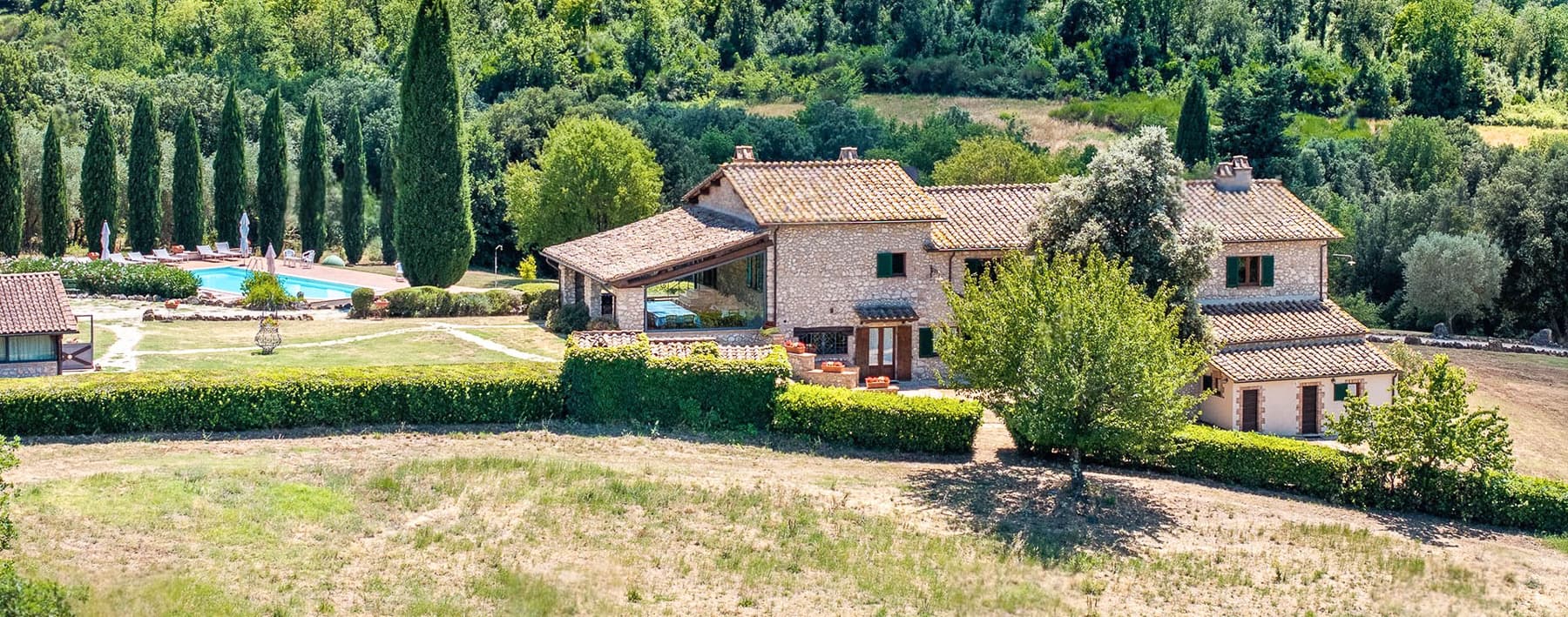 Casale in pietra con piscina nella campagna umbra