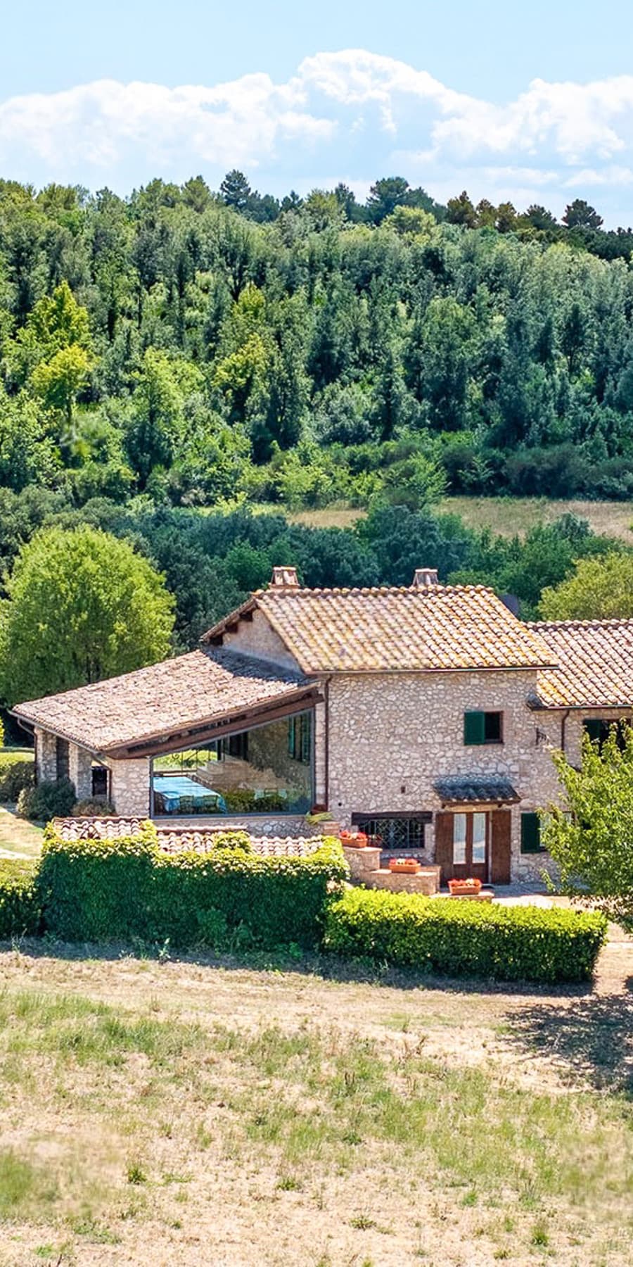 Casale in pietra con piscina nella campagna umbra