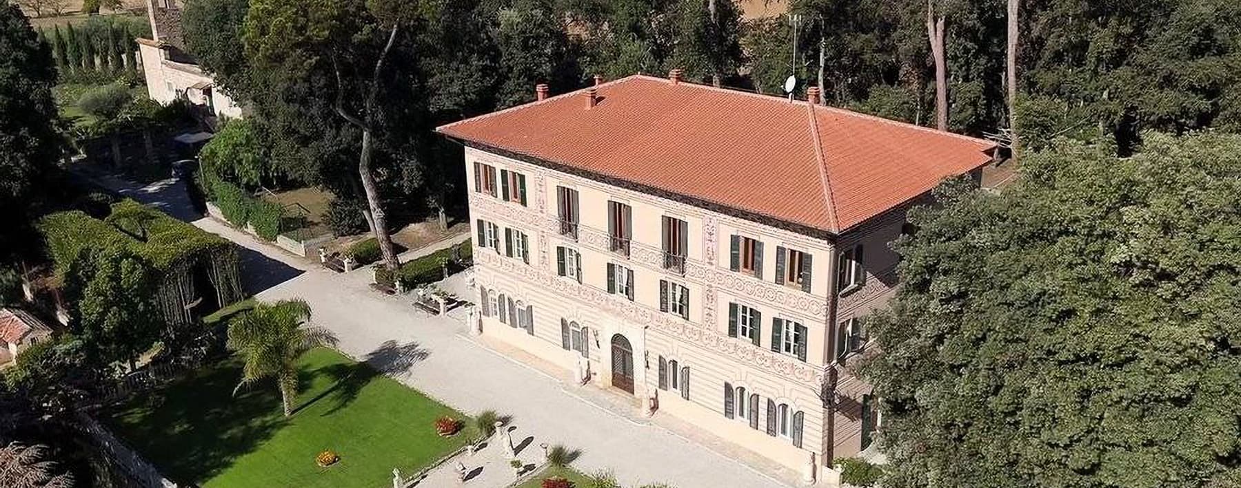 Villa storica a Monteprandone, ampi spazi e giardino