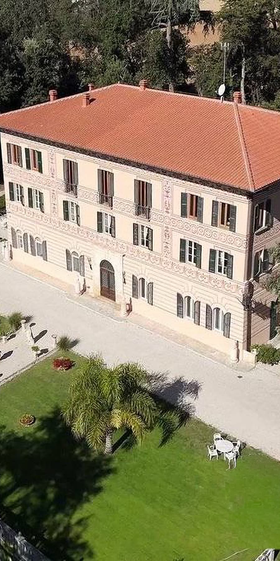 Villa storica a Monteprandone, ampi spazi e giardino