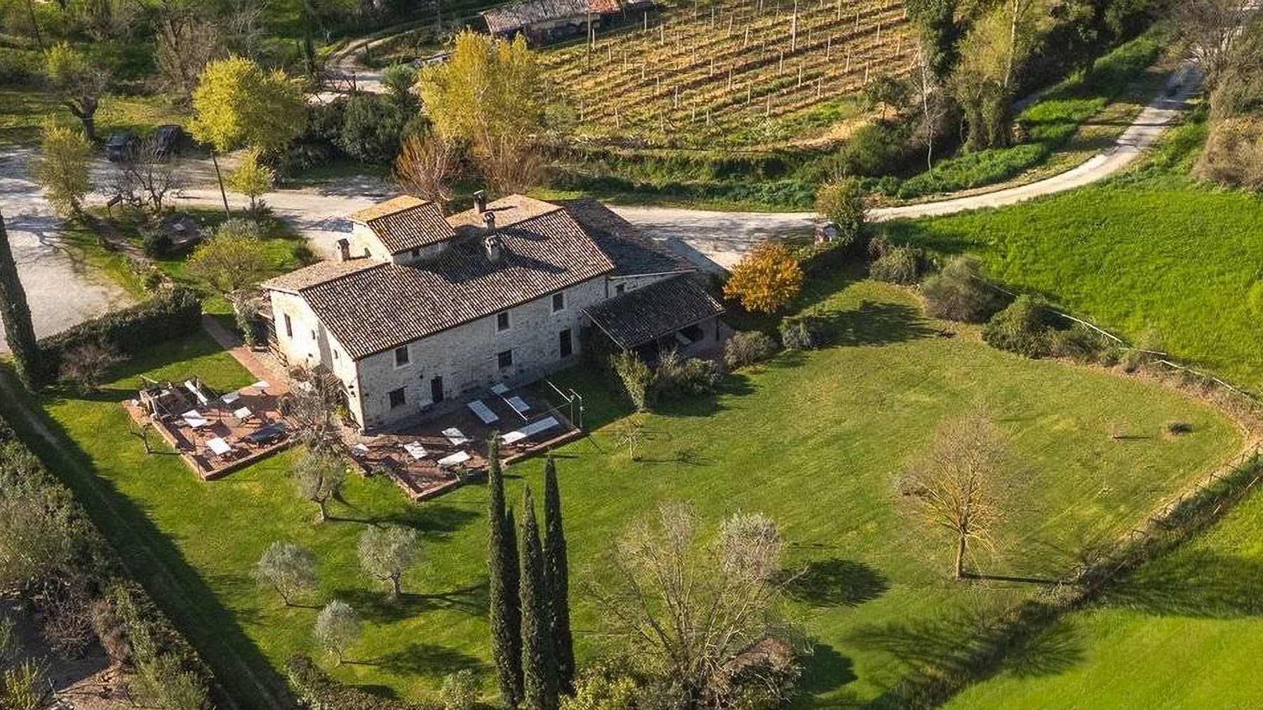 Casale in pietra a Castel Ritaldi, cuore dell'Umbria