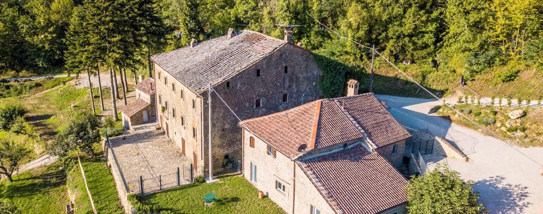 Casale con piscina e terreni panoramici a Cortona, Toscana