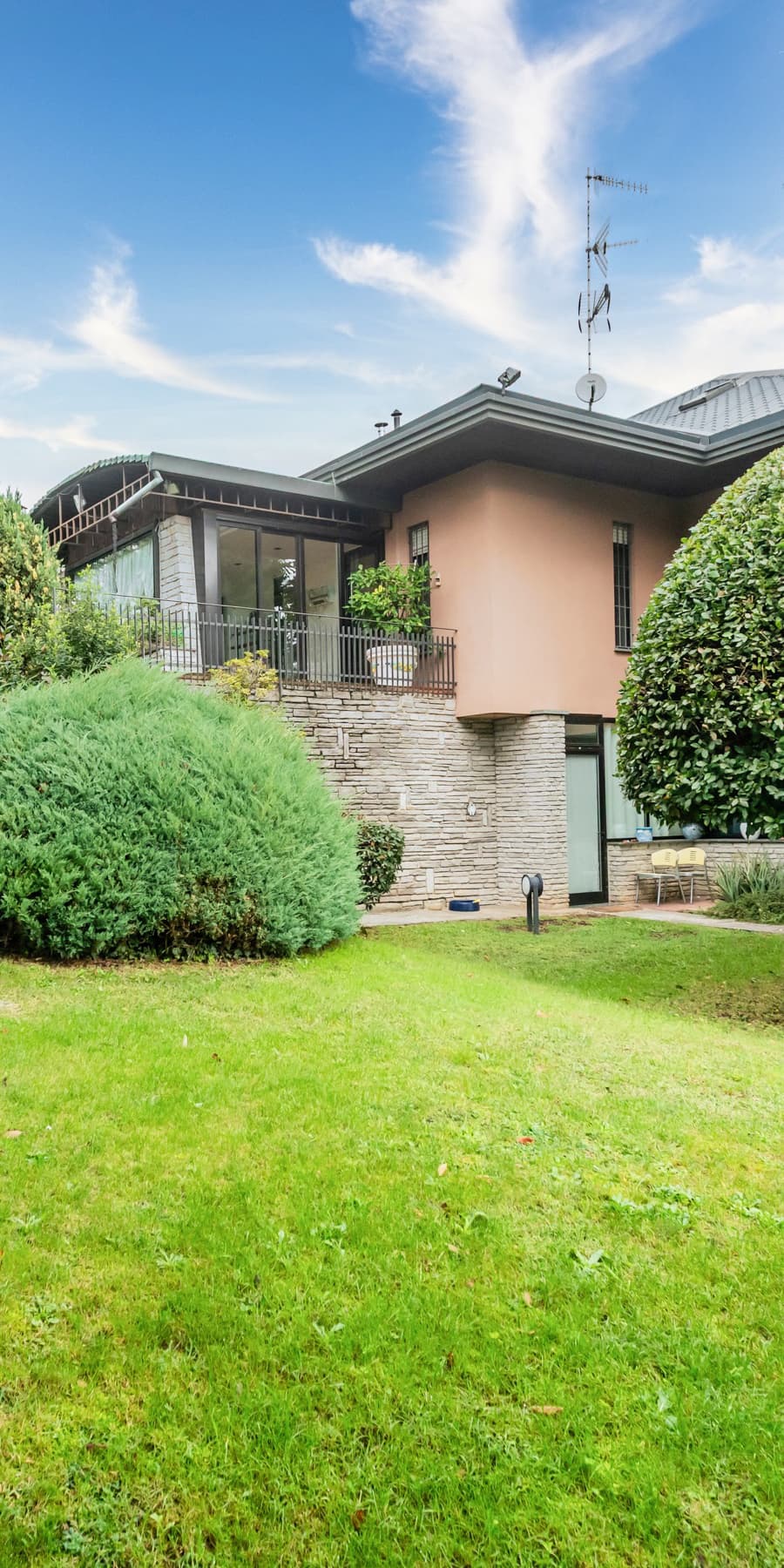 Villa di prestigio a Gallarate con giardino privato