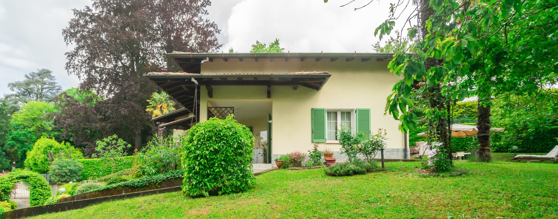 Villa elegante a Sant’Ambrogio, Varese con giardino ampio