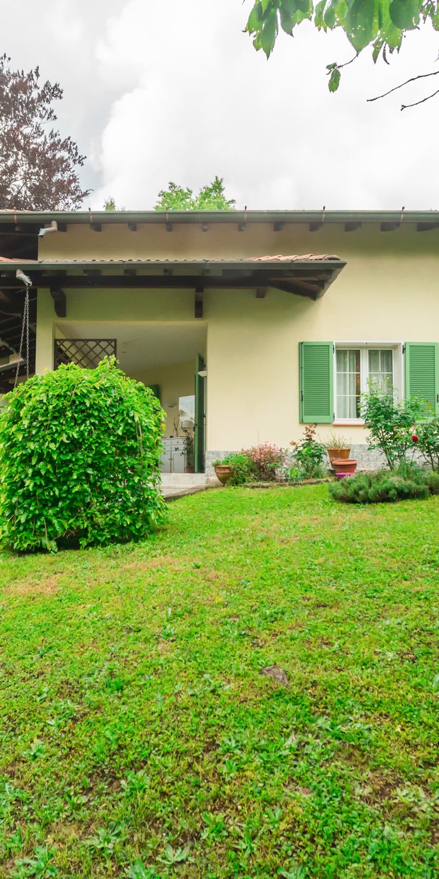 Villa elegante a Sant’Ambrogio, Varese con giardino ampio