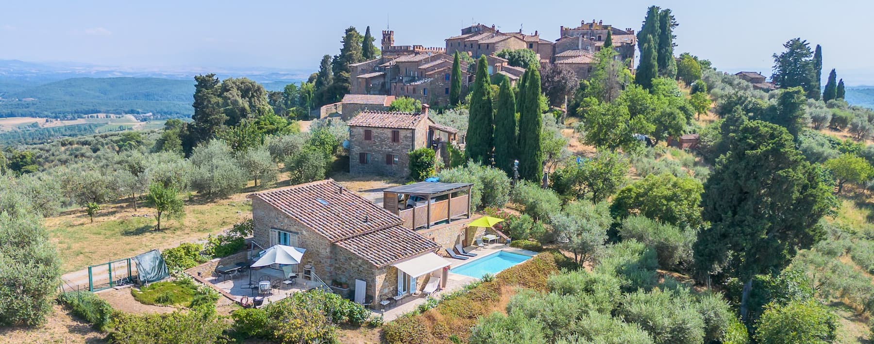 Casale panoramico in pietra nel cuore della Toscana