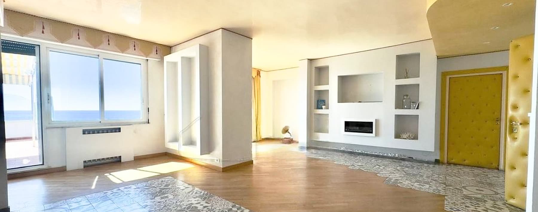 Attico fronte mare a Sanremo con terrazzo e posto auto