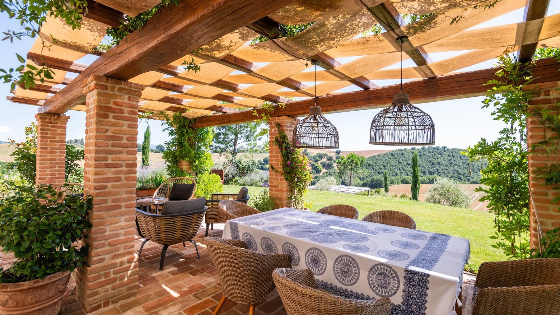Casale moderno con piscina e vista su Perugia, Umbria