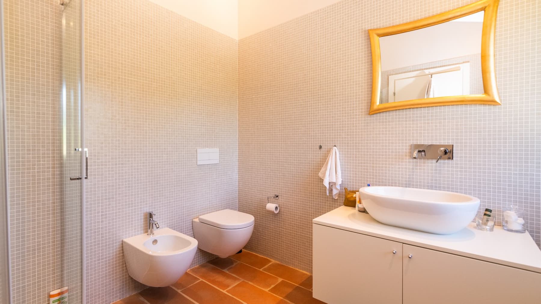 Casale moderno con piscina e vista su Perugia, Umbria