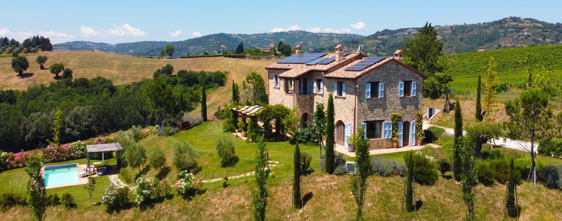 Casale moderno con piscina e vista su Perugia, Umbria