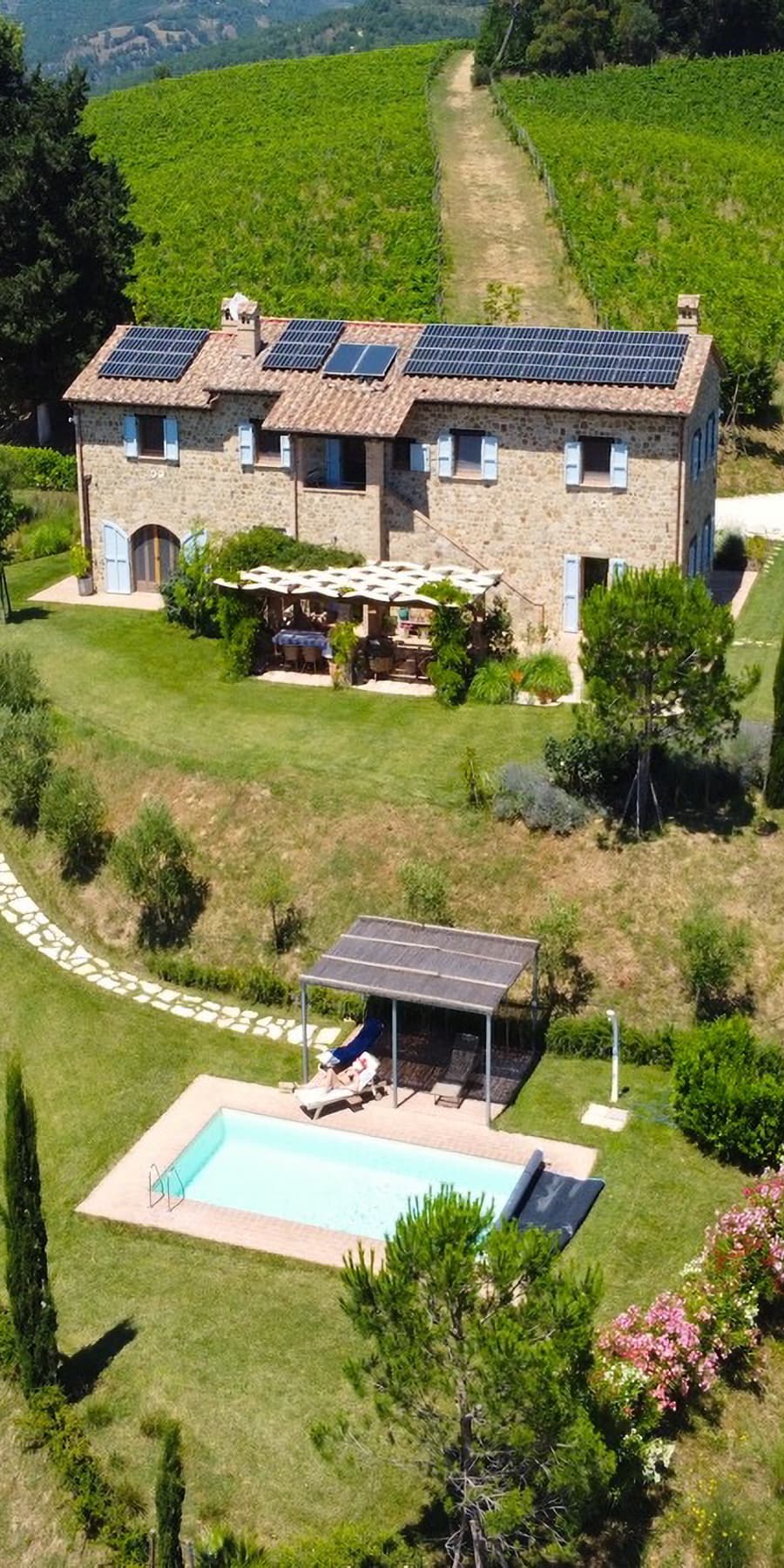 Casale moderno con piscina e vista su Perugia, Umbria