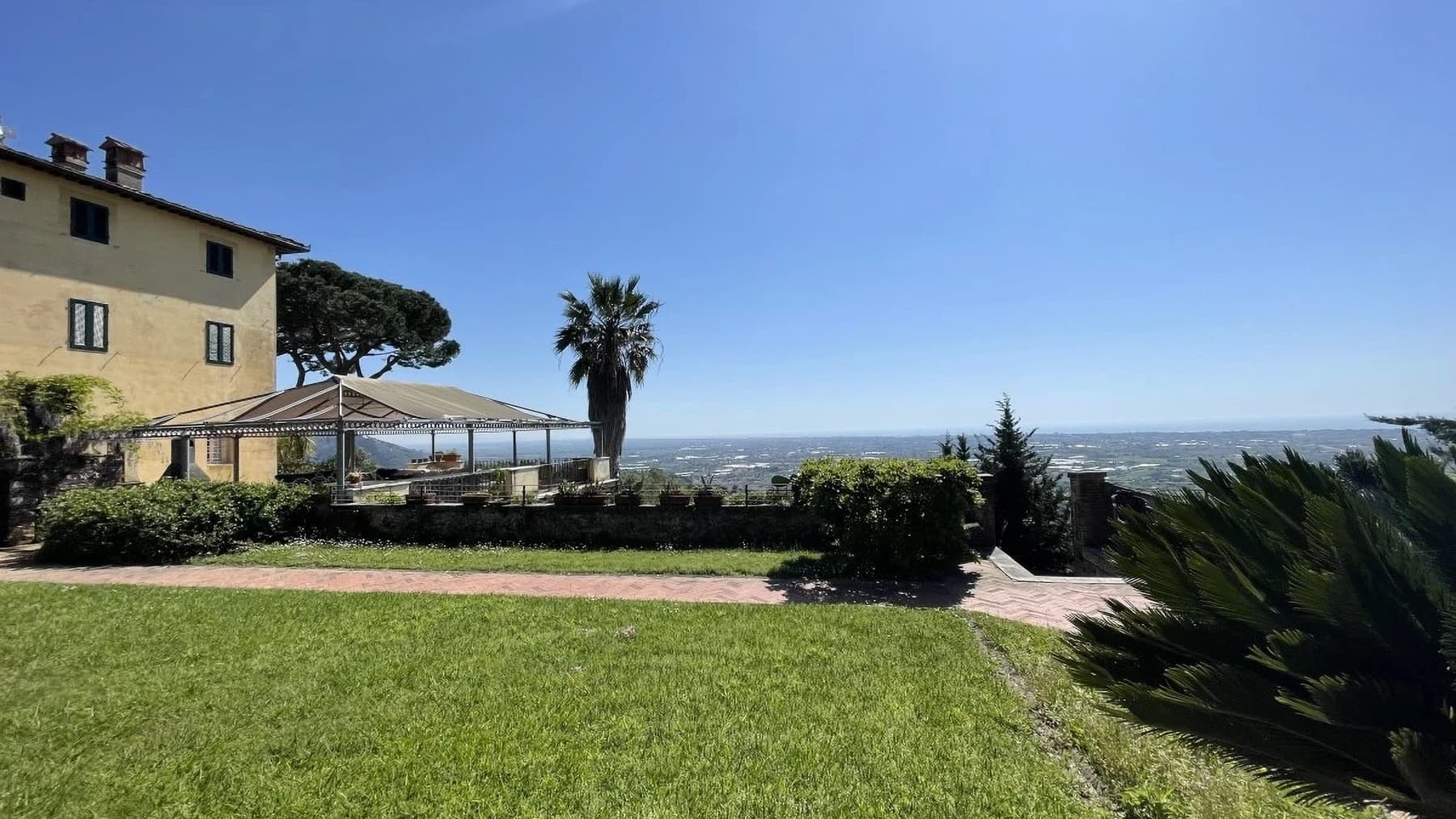 Elegant Villa in Charming Lucca, Tuscany