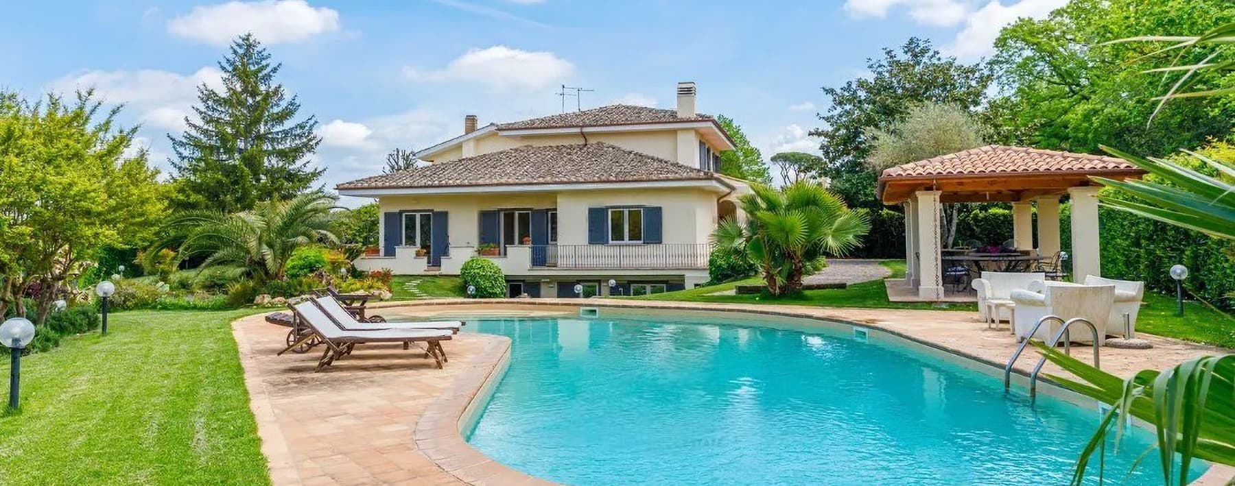 Villa elegante con giardino e piscina a Roma, 479 mq