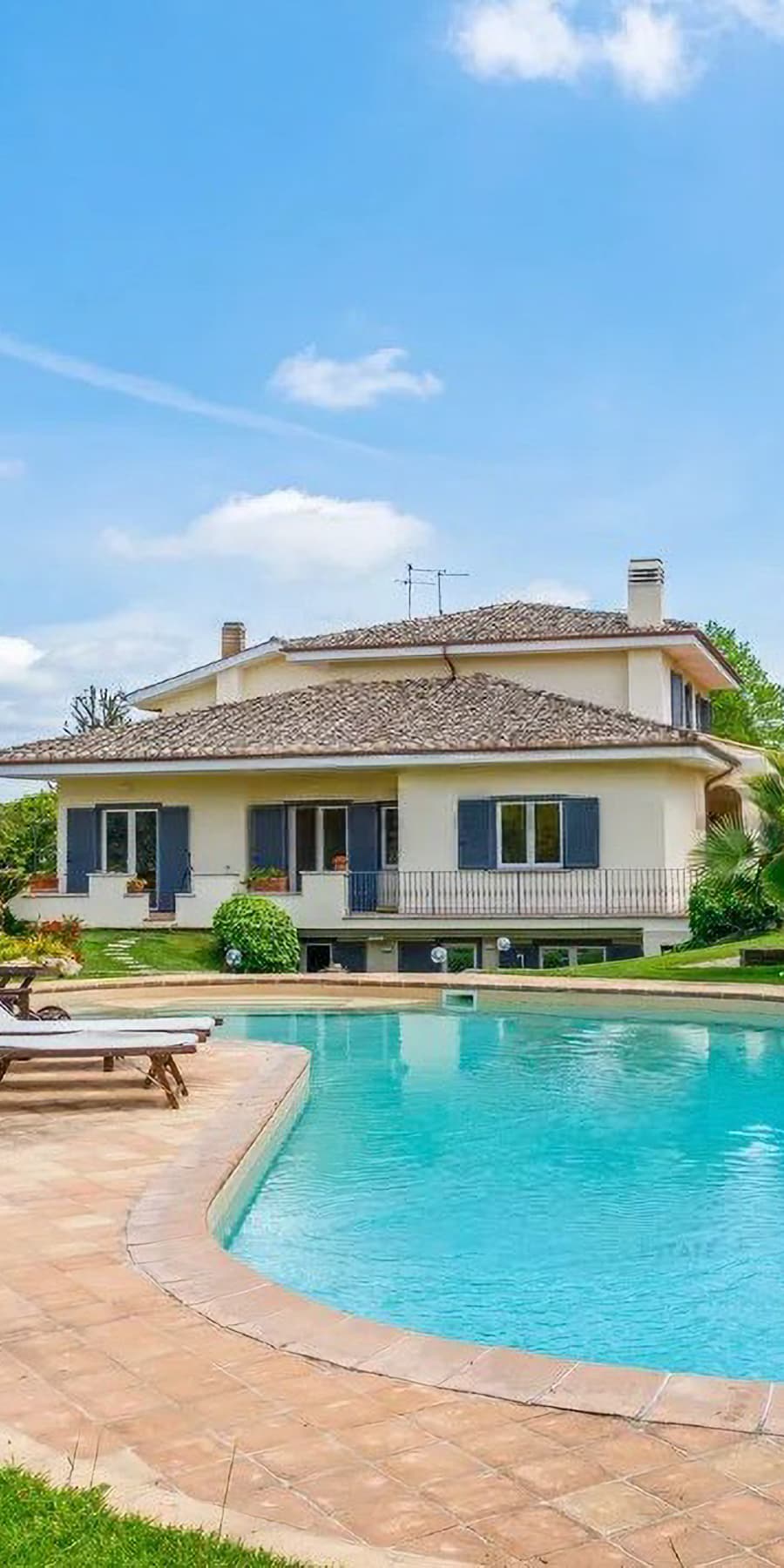Villa elegante con giardino e piscina a Roma, 479 mq
