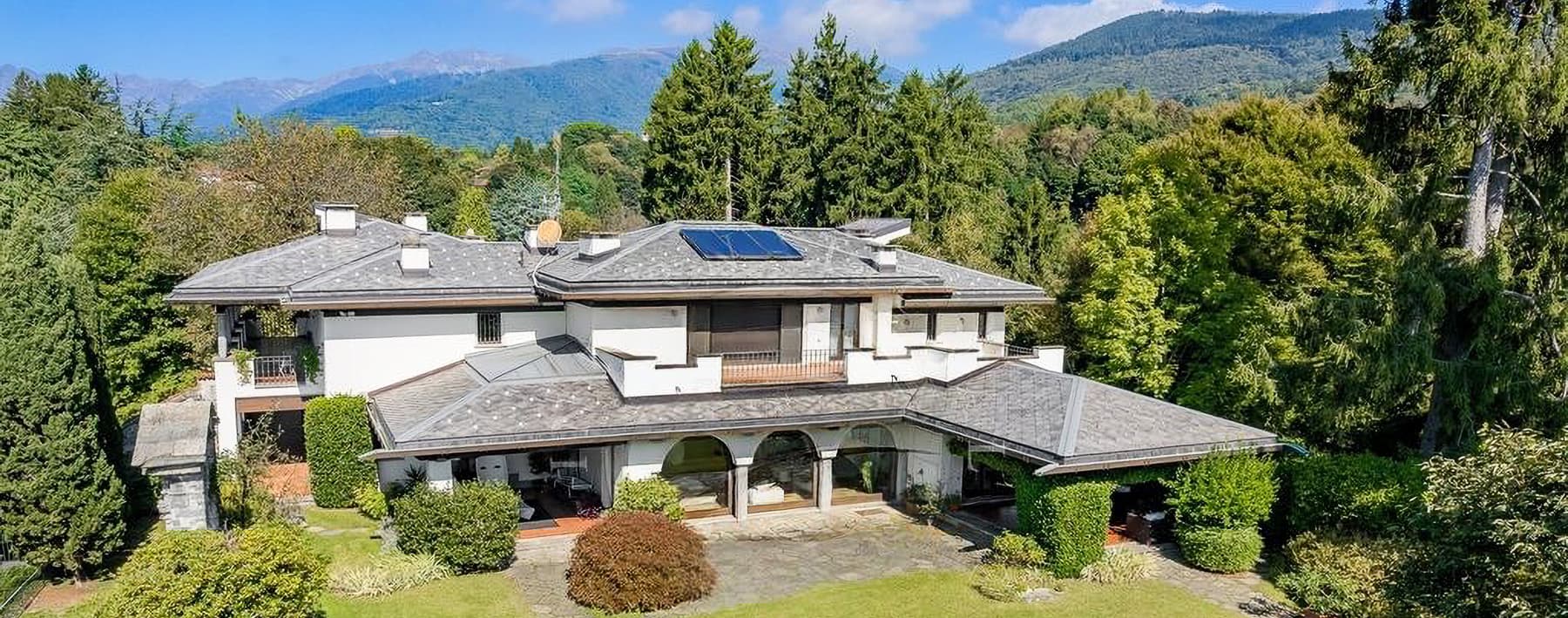 Villa di Lusso con Parco e Piscina a Biella