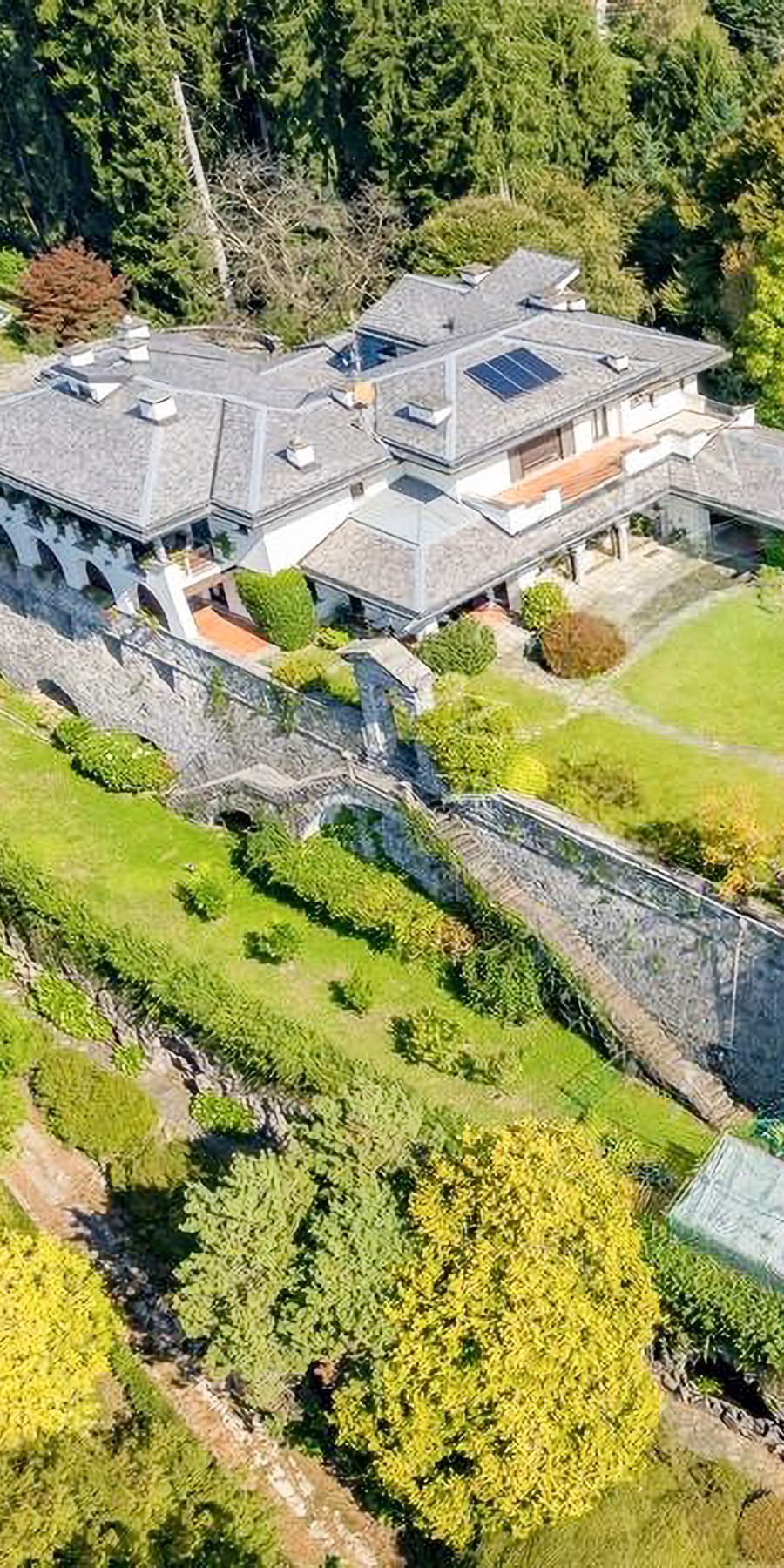 Villa di Lusso con Parco e Piscina a Biella