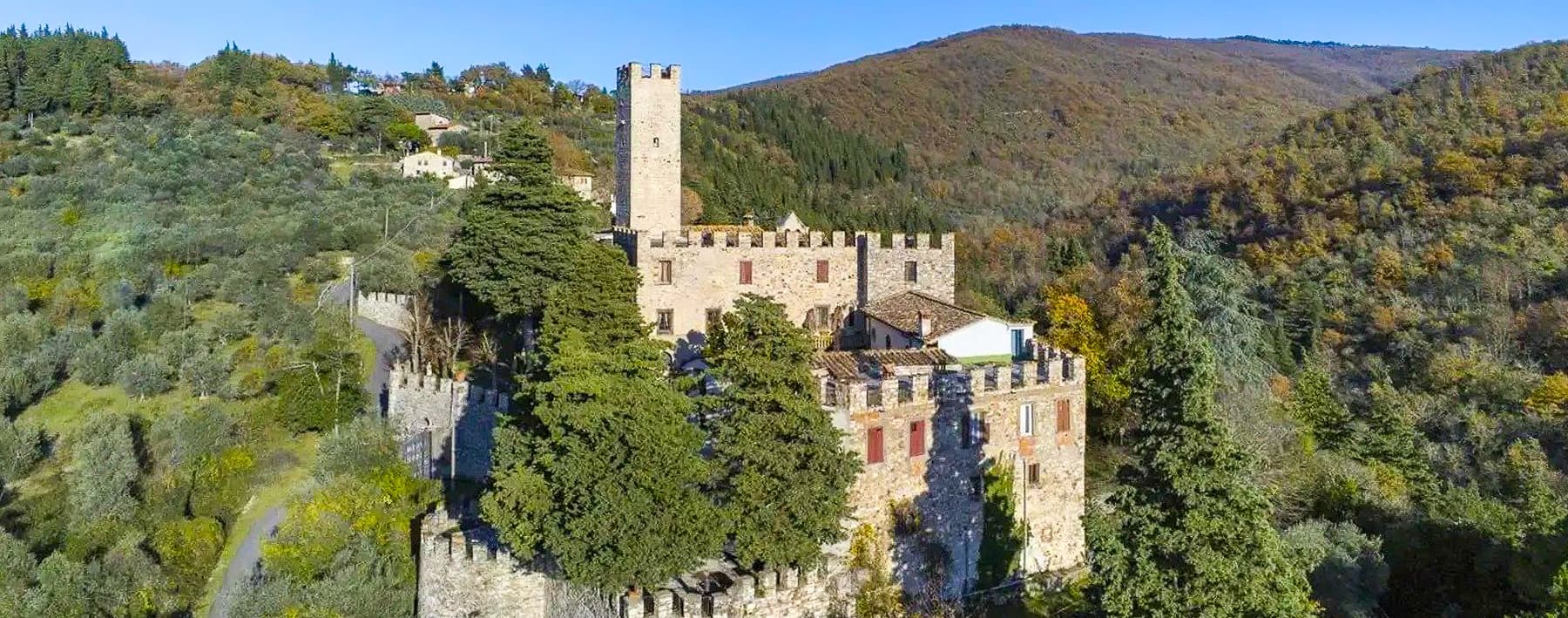 Castello storico nelle verdi colline di Calenzano, Toscana