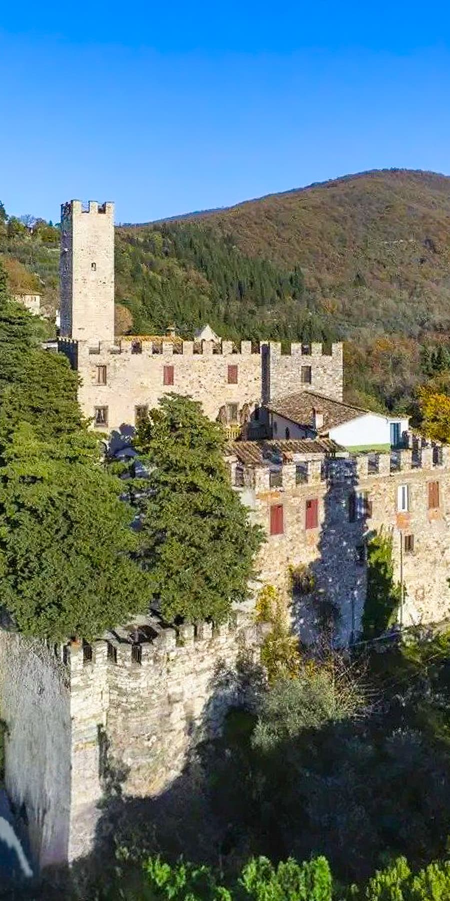 Castello storico nelle verdi colline di Calenzano, Toscana